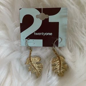 NWT Vintage Forever 21 Gold Tone Rhinestone Detail Leaf Fall Wire Dangle